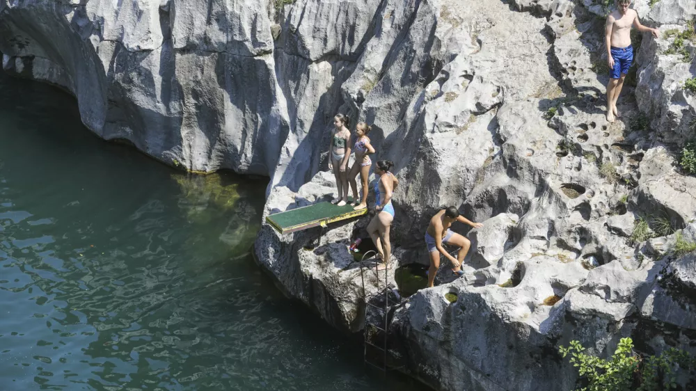6.8.2026 - Kanal ob soči - reka Soča - kopanje - kopalci - turizem - naravno kopali&scaron;če - Foto: Luka Cjuha