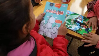A-girl-reads-a-book-about-peace-in-a-camp-in-northern-Syria Foto: Sonia al-Ali