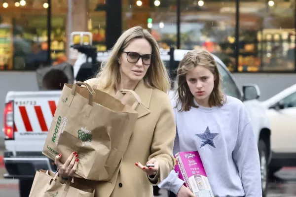Angelina Jolie in Vivienne že pred časom, ko so ju fotoreporterji ujeli med odhodom iz trgovine. / Foto: Profimedia