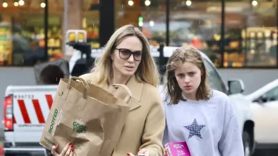 Angelina Jolie in Vivienne že pred časom, ko so ju fotoreporterji ujeli med odhodom iz trgovine. / Foto: Profimedia