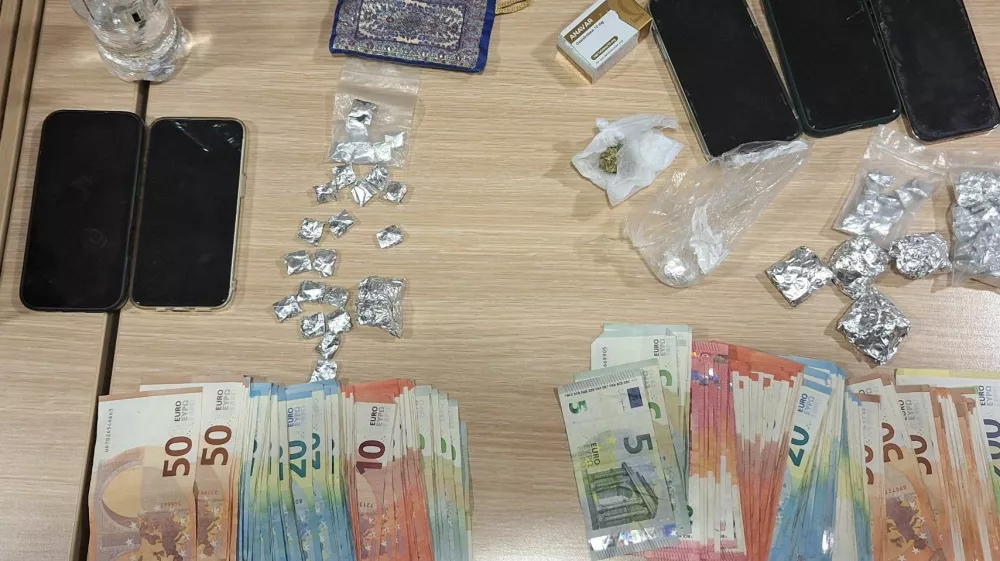 Policisti so mladeničema sredi Ljubljane zasegli večjo količino droge, denar, telefone &hellip;