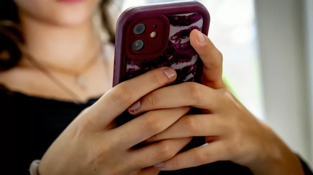 ILLUSTRATIVE - A teenage girl on her mobile phone. A 2014 Maastricht University study found that 70% of young people under 21 are addicted to their mobile phones. More than 1,400 doctors, scientists, and experts are calling on politicians to establish age limits for smartphone and social media use. ANP / Hollandse Hoogte / ROBIN UTRECHT netherlands out - belgium out,Image: 1043876761, License: Rights-managed, Restrictions:, Model Release: no 