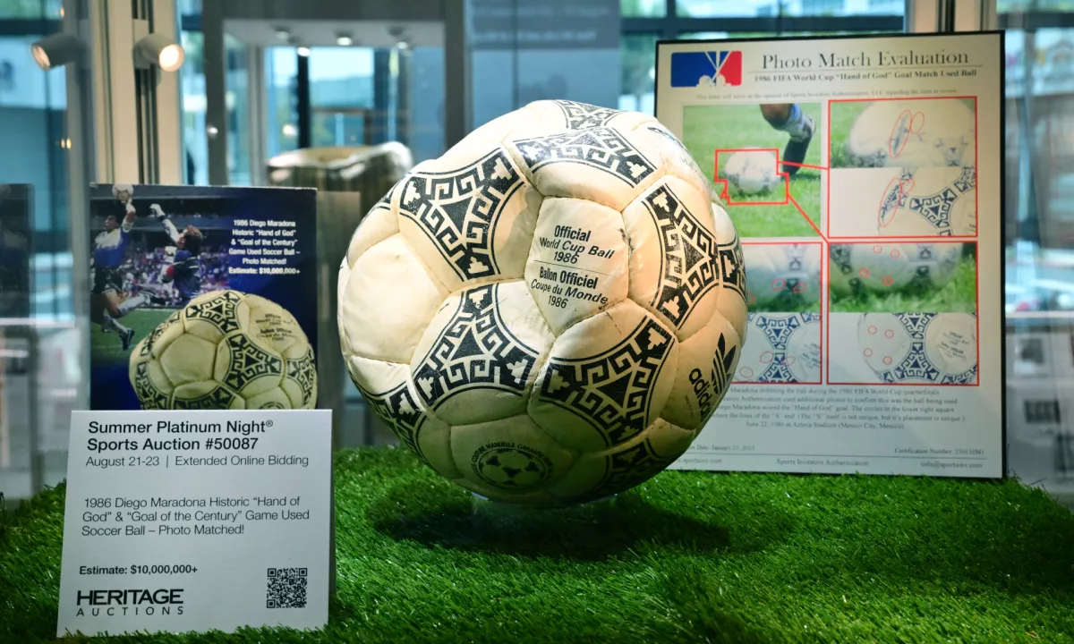 Rekordna prodaja žoge z Maradonovo "božjo roko"