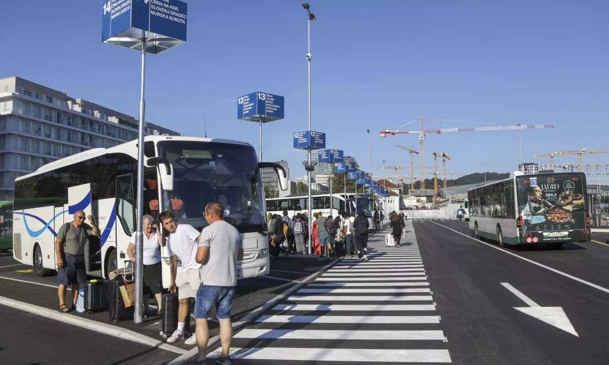 Kdaj bodo potniki na avtobuse lahko čakali v senci?