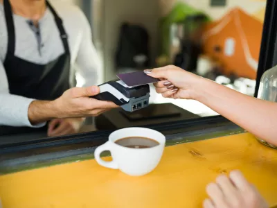 Kava je že tri evre, potem pa morate na POS-terminalu izbrati &scaron;e, koliko bi plačali zraven. / Foto: Istock