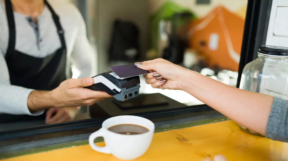 Kava je že tri evre, potem pa morate na POS-terminalu izbrati &scaron;e, koliko bi plačali zraven. / Foto: Istock