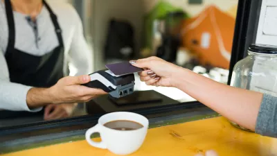 Kava je že tri evre, potem pa morate na POS-terminalu izbrati &scaron;e, koliko bi plačali zraven. / Foto: Istock