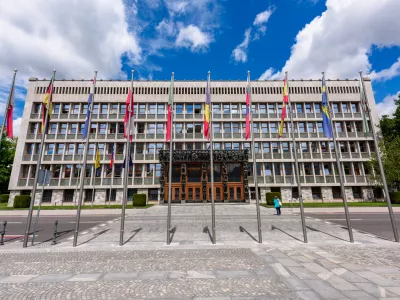 Za zidovi slovenskega parlamenta se odvija marsikaj, kar ostaja skrito očem javnosti. Enako velja za parlamente domala povsod. 