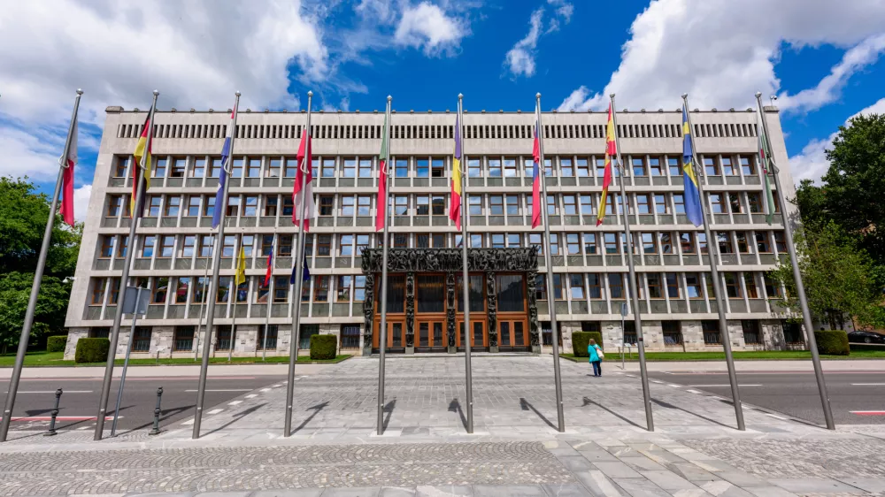 Za zidovi slovenskega parlamenta se odvija marsikaj, kar ostaja skrito očem javnosti. Enako velja za parlamente domala povsod. 