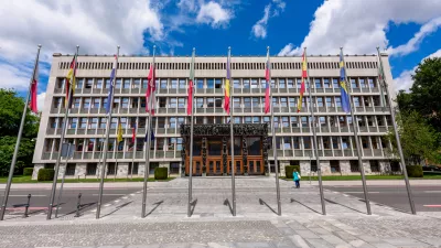 Za zidovi slovenskega parlamenta se odvija marsikaj, kar ostaja skrito očem javnosti. Enako velja za parlamente domala povsod. 