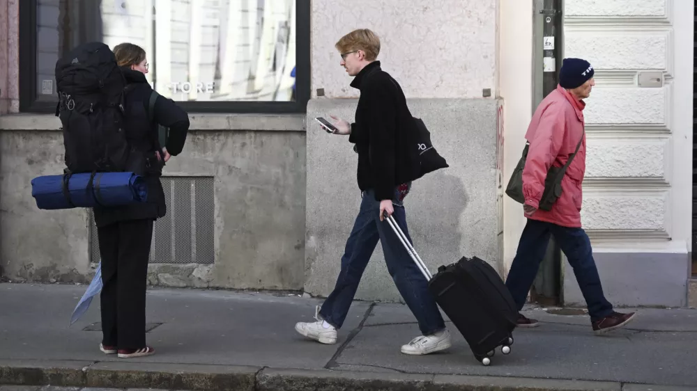 V dveh mesecih v tujini umrlo najmanj 30 Slovencev