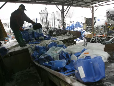 - Omaplast d.o.o., Grosuplje, podjetje ki ima vodilno vlogo pri reciklaži odpadne plastike v Sloveniji. reciklaža - plastika - plastenke //FOTO: Jaka Adamič