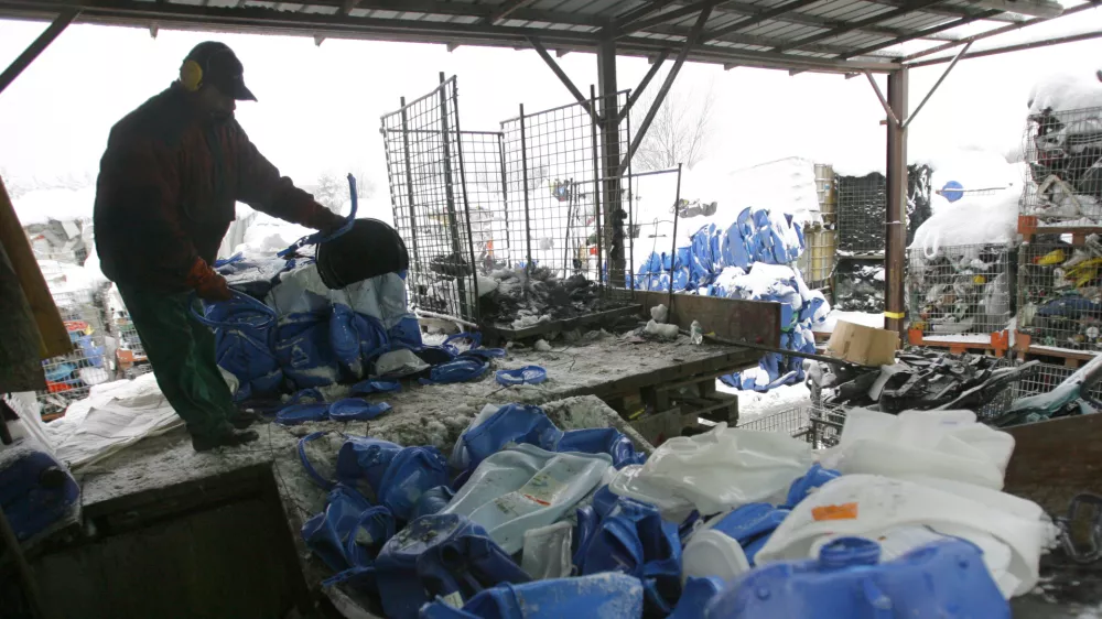 - Omaplast d.o.o., Grosuplje, podjetje ki ima vodilno vlogo pri reciklaži odpadne plastike v Sloveniji. reciklaža - plastika - plastenke //FOTO: Jaka Adamič