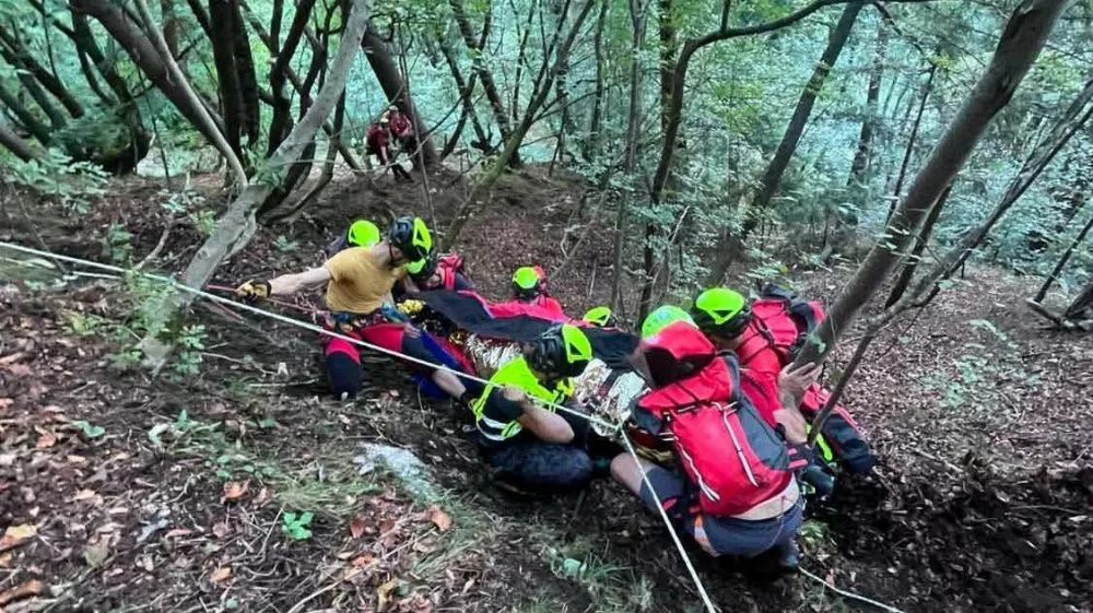 Na razgledni točki na Osojnici se je zlomila veja, na kateri sta sedela mlada pohodnika, nakar sta padla po strmem pobočju. 