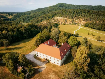 Grad Lisičje stoji nad &Scaron;kofljico in se ponosno dviga na hribu in že njegova zunanjost vabi človeka, da si ga ogleda. F Jure Merčnik