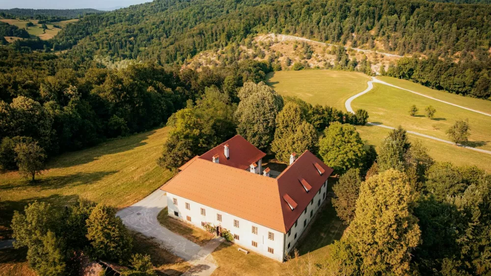 Grad Lisičje stoji nad &Scaron;kofljico in se ponosno dviga na hribu in že njegova zunanjost vabi človeka, da si ga ogleda. F Jure Merčnik
