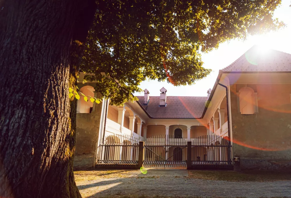Nem&scaron;ko ime Gayerau (Jastrebja jasa) pa je dal nekdanji lastnik tega gradu g. Merharič zaradi mnogih jastrebov, ki tu pogosto krožijo med gozdovi.  F Jure Merčnik