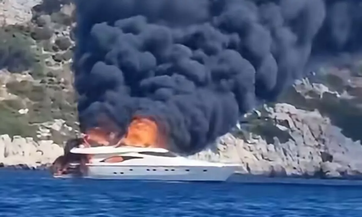 (VIDEO) Črni dim nad obalo otoka Čiovo, gori tudi na Hvaru