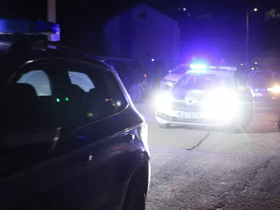 Srbska policija ponoči z lučmi. 