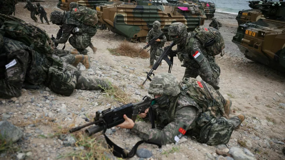 FILE PHOTO: South Korea's marines take part in U.S. and South Korea's marine corps combined amphibious landing drill called the 'Ssangyong' exercise, in Pohang, South Korea, September 2, 2024. REUTERS/Kim Hong-Ji/File Photo
