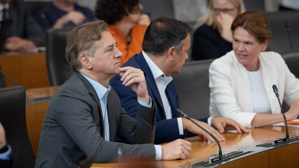 Ljubljana, DZ.Izredna seja DZ, na kateri so obravnavali predlog zakona o pokopu in spominu zrtev prikritih grobisc ter novelo zakona o parlamentarni preiskavi.Predsednik Gibanja Svoboda Robert Golob.
