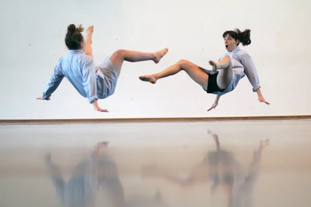 plesna miniatura Adsurbe v izvedbi Oups Dance Company iz Francije