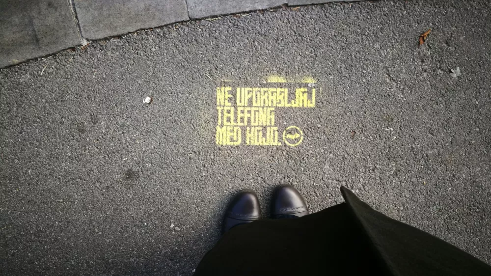 mobilni telefoni, promet, ceste, nevarnost, akcija, AVP, hoja, pe&scaron;ci