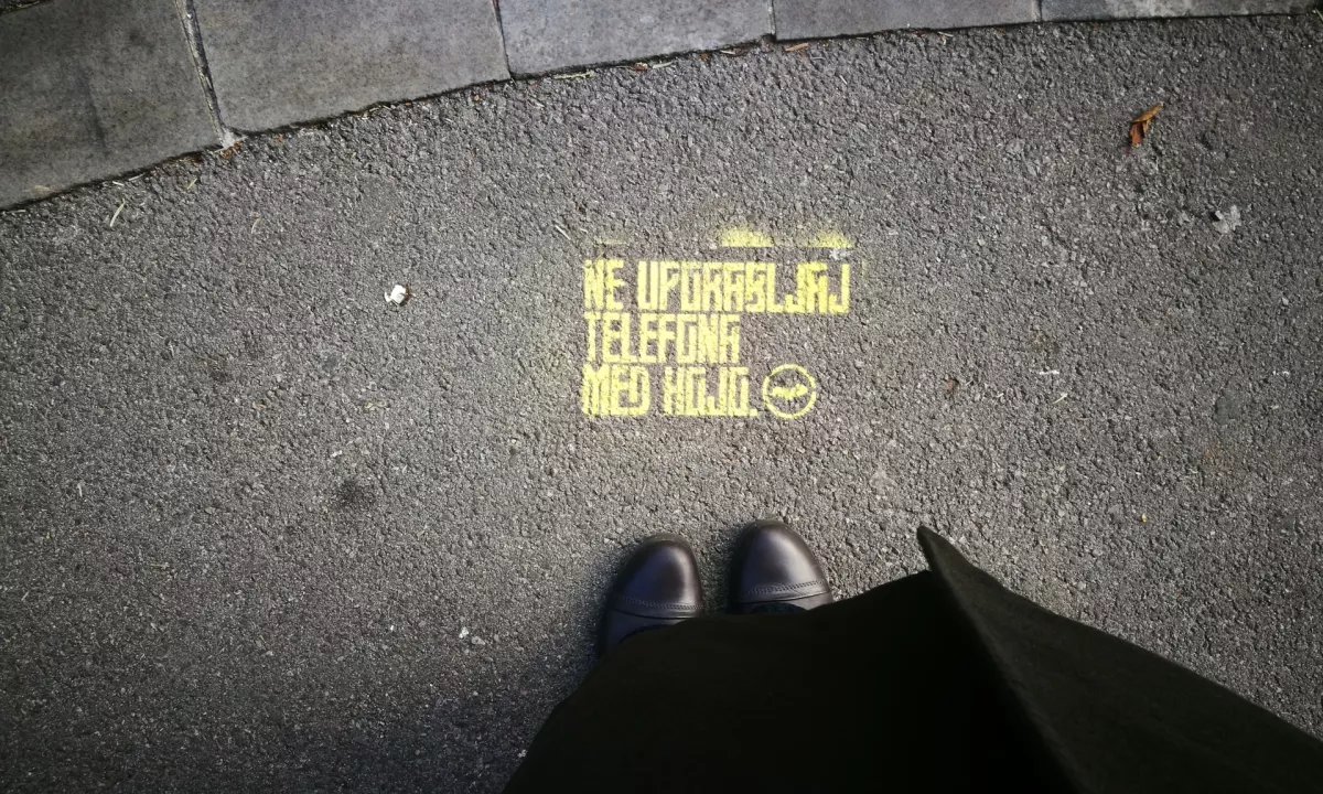 Vse višje globe za pešce s telefonom v roki