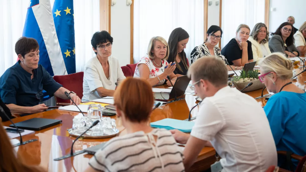 Ljubljana, drzavni zbor.Seja odbora DZ za kulturo na temo predloga za razpis posvetovalnega referenduma o ukinitvi obveznega placevanja prispevka za programe RTV Slovenija.