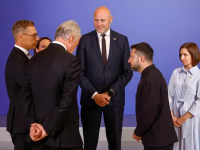 Ukraine's President Volodymyr Zelenskiy speaks with Finland's President Alexander Stubb, Lithuania's President Gitanas Nauseda, Latvia's Prime Minister Andris Kulbergs, Moldova's President Maia Sandu and Swedish Foreign Minister Maria Malmer Stenergard before a meeting of the so-called Coalition of the Willing group, amid Russia's attack on Ukraine, in Kyiv, Ukraine August 24, 2026. REUTERS/Valentyn Ogirenko