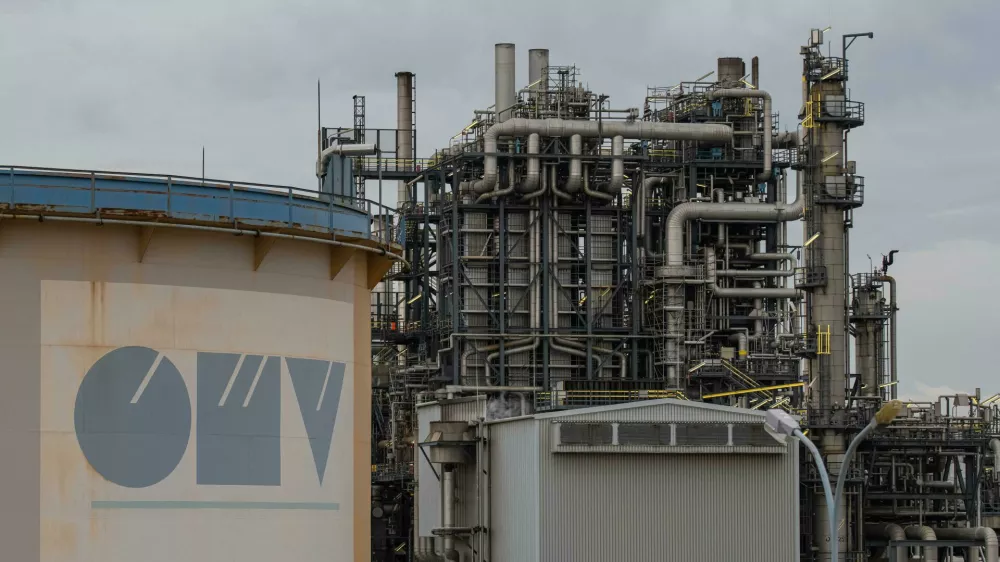 2JR14KK OMV Austria petrol and gas storage tanks in Refinery Schwechat