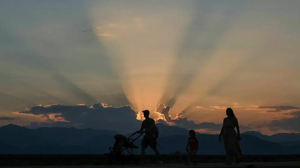 A family strolls along the waterfront at sunset during hot weather in Nafplion, Greece, August 24, 2026. REUTERS/Louisa Gouliamaki  TPX IMAGES OF THE DAY / Foto: Louisa Gouliamaki