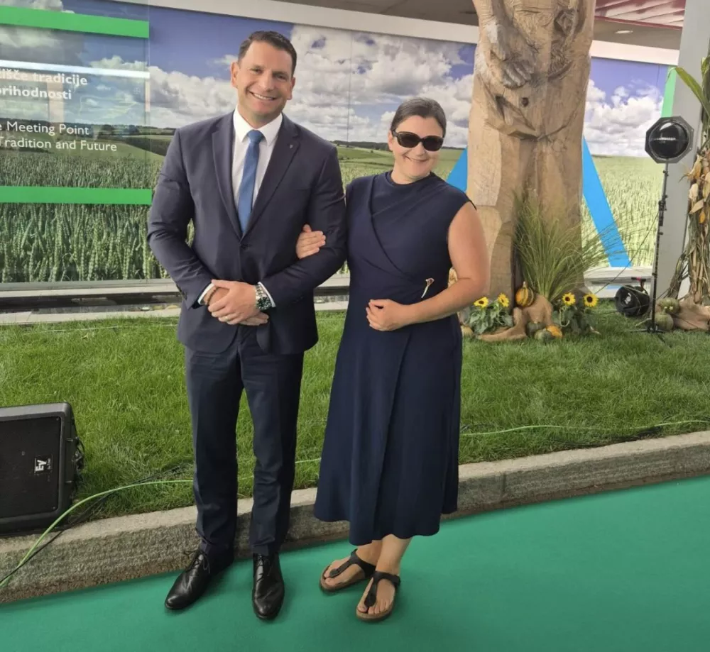 Zoran Stevanovič in Katja Kokot na kmetijskem sejmu Agra. Modni kritiki so Kokotovi očitali, da ni obula primernih čevljev za to slavnostno priložnost. 