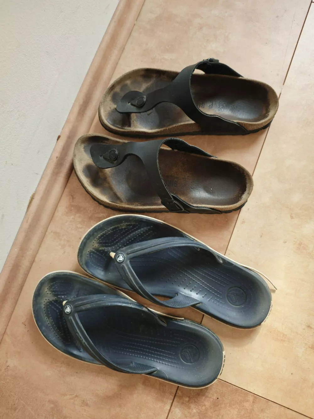 Obuvala, ki jih ima v svoji omari Katja Kokot. Modni kritiki so ji očitali, da ima premajhno izbiro obuval, samo dva para, za poletje. 