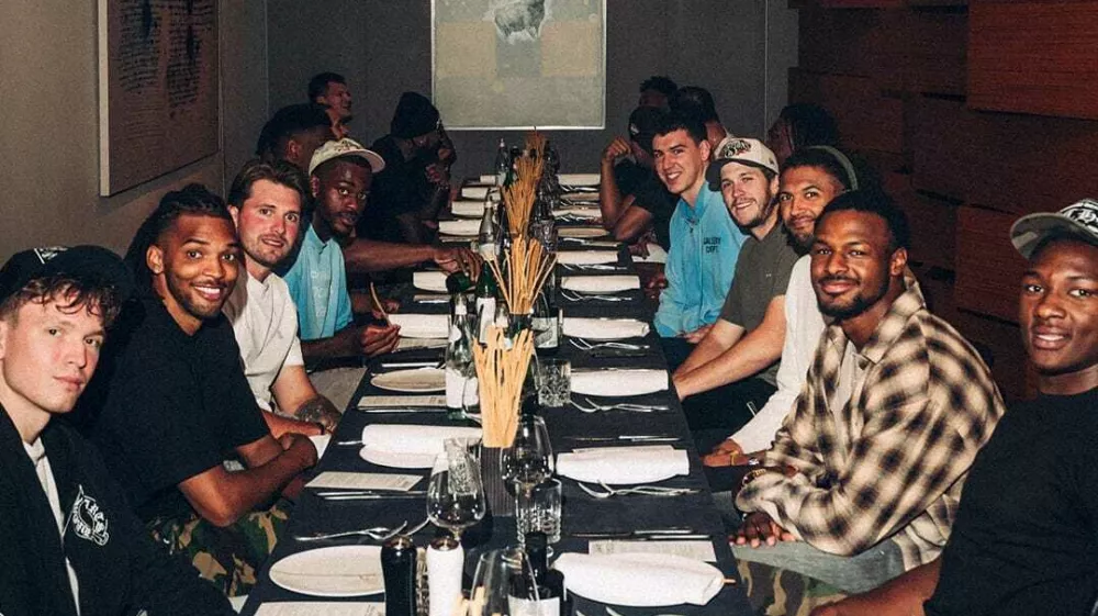 Ekipa na večerji v ljubljasnki restavraciji Cubo. Foto: Lakers