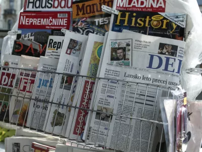 - 02.06.2015 - tiskani mediji - tuji časopisi - revije - časopis Delo  Slovenske novice - Primorski dnevnik - Finance - Družina - kiosk - trafika     ///FOTO: Luka Cjuha.