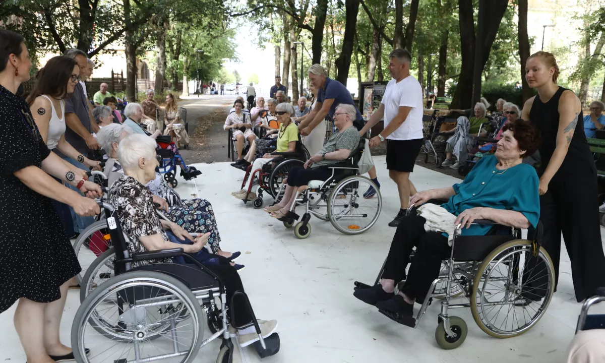 (Video) Šlagerji pod krošnjami povezali generacije: ko zasrbijo pete, je čas za ples