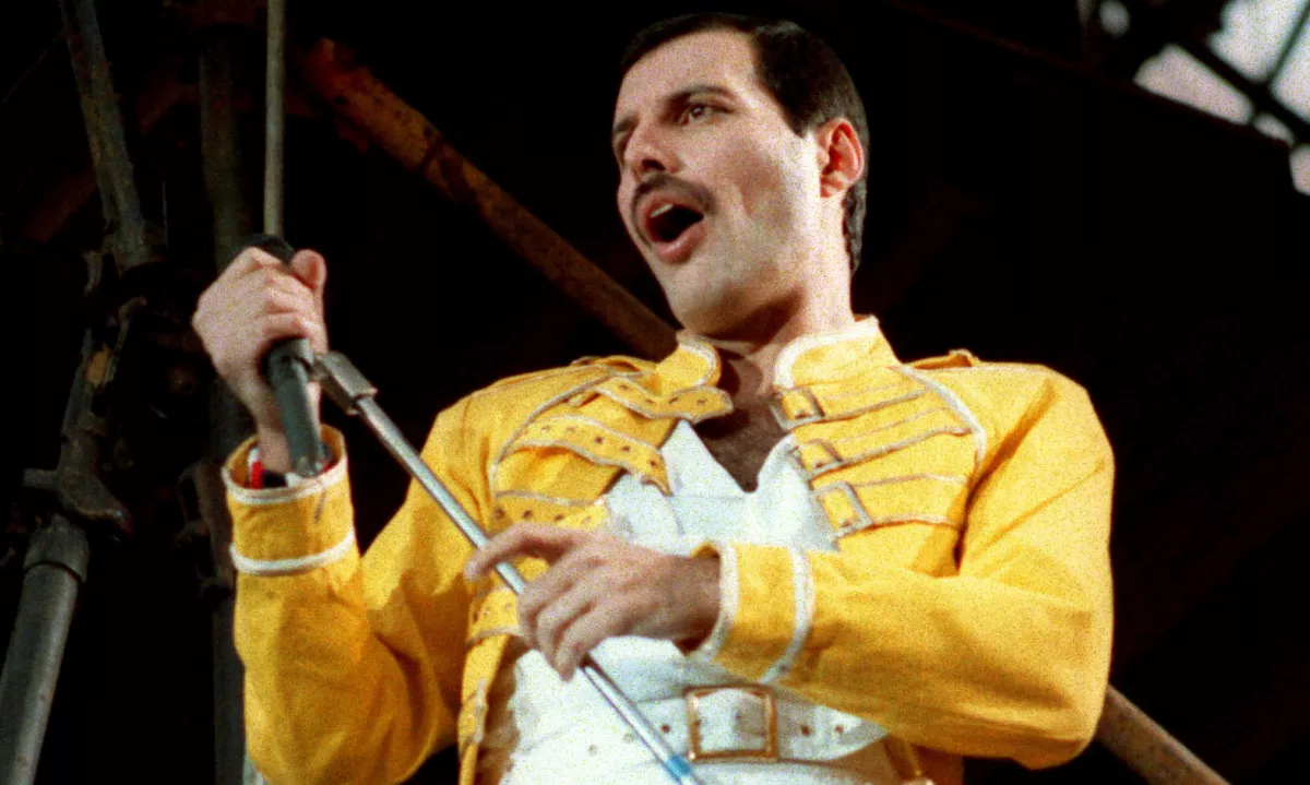 Klavir, mikrofon in osebni predmeti Freddieja Mercuryja na dražbi za več milijonov