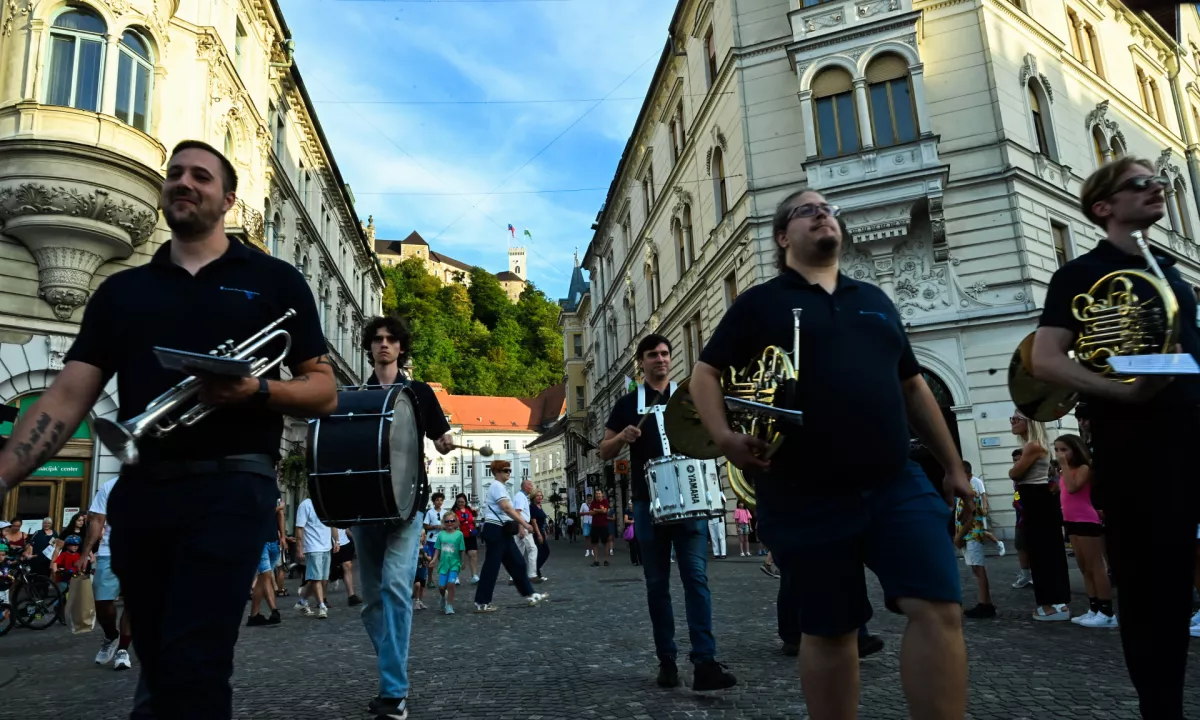 (VIDEO) Namesto odra so izbrali ulice: glasba je preplavila Ljubljano