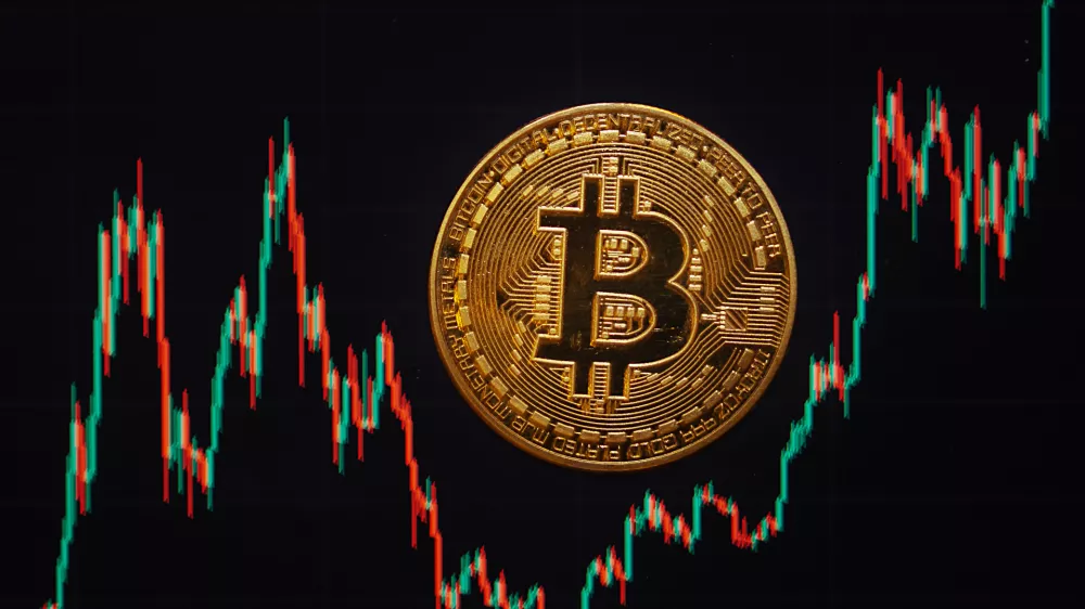 FILED - 21 November 2024, Berlin: A Bitcoin coin lies on a screen showing the Bitcoin - US dollar exchange rate. Photo: Fernando Gutierrez-Juarez/dpa