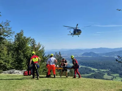 Po&scaron;kodovanemu jadralnemu padalcu je na pomoč priskočilo več ekip. 