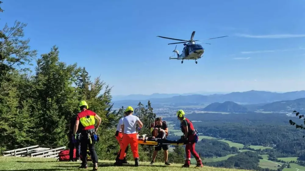 Po&scaron;kodovanemu jadralnemu padalcu je na pomoč priskočilo več ekip. 