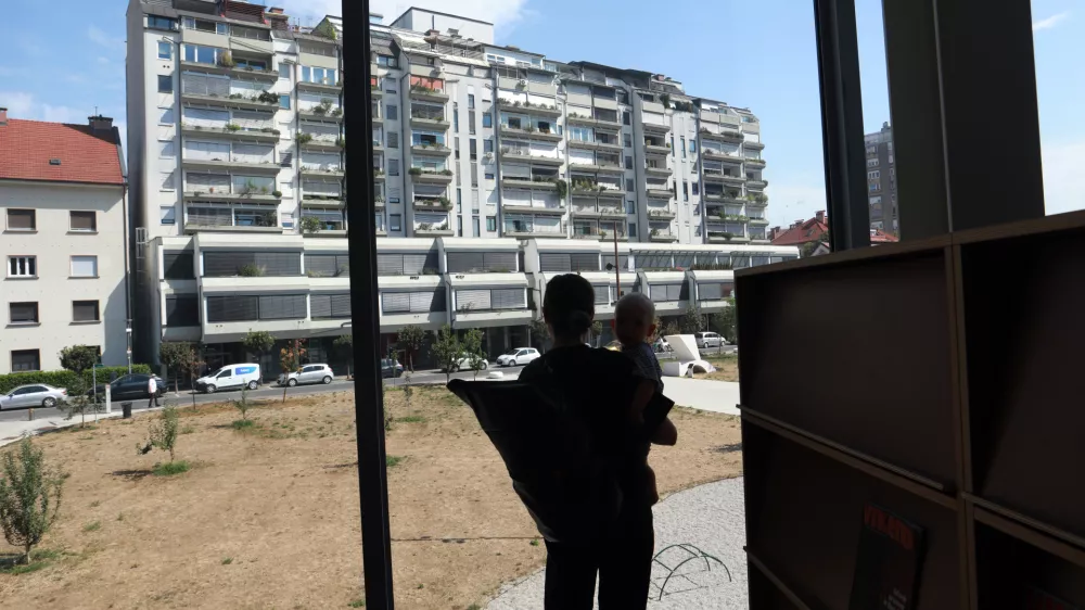 11.08.2026 -simbolična fotografijamlada družina mama samohranilka, stanovanja, otrokFoto: Tomaž Skale