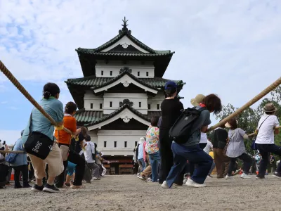 Participants pull the castle tower of Hirosaki Castle during the Hikimodoshi event in Hirosaki City, Aomori Prefecture, on August 23, 2026.　Hikimodoshi is the project to pull the castle tower back onto its original foundation. Hikimodoshi at the Hirosaki Castle Ruins, a National Historic Site, is being held for the first time in 111 years. (The Yomiuri Shimbun)