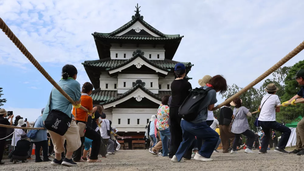 Participants pull the castle tower of Hirosaki Castle during the Hikimodoshi event in Hirosaki City, Aomori Prefecture, on August 23, 2026.　Hikimodoshi is the project to pull the castle tower back onto its original foundation. Hikimodoshi at the Hirosaki Castle Ruins, a National Historic Site, is being held for the first time in 111 years. (The Yomiuri Shimbun)