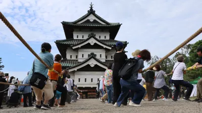 Participants pull the castle tower of Hirosaki Castle during the Hikimodoshi event in Hirosaki City, Aomori Prefecture, on August 23, 2026.　Hikimodoshi is the project to pull the castle tower back onto its original foundation. Hikimodoshi at the Hirosaki Castle Ruins, a National Historic Site, is being held for the first time in 111 years. (The Yomiuri Shimbun)