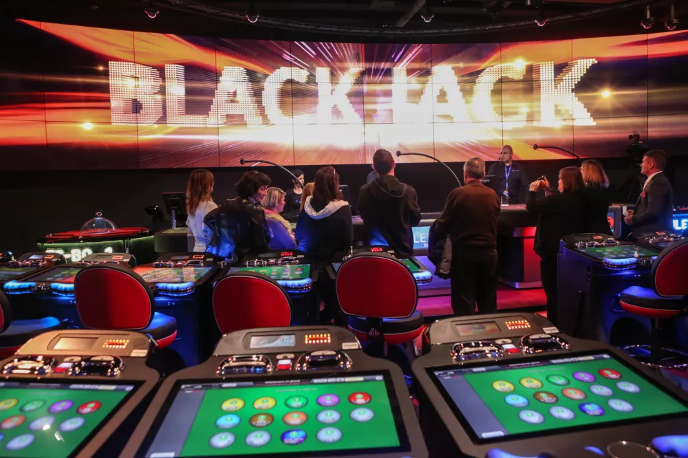 - 08.12.2016 - HIt Casino Perla Nova Gorica - otvoritev nove igralnice Pulse Arena, kjer je možnost igranja različnih priljubljenih iger na eni igralni napravi - igralni&scaron;ko-zabavi&scaron;čni center - igralni&scaron;tvo - igralnica   //FOTO: Luka Cjuha. .