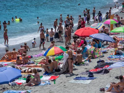 - 28.06.2016 - ITALIJA - Cinque Terre - simbolična fotografija - Italijanska obala polna turistov - pet dežel - poletje - vročina - morje - turizem - Ligursko morje - obala - plaža - sončenje ..//FOTO: Maja Marko