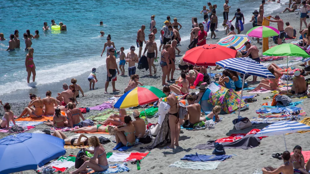 - 28.06.2016 - ITALIJA - Cinque Terre - simbolična fotografija - Italijanska obala polna turistov - pet dežel - poletje - vročina - morje - turizem - Ligursko morje - obala - plaža - sončenje ..//FOTO: Maja Marko