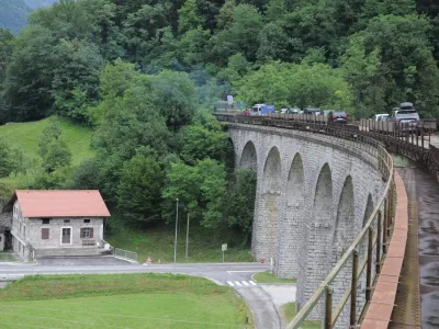 Most in viadukt čez reko Idrijco v Bači pri Modreju je dolg 258 metrov. Vsa infrastruktura, mostovi, viadukti in predori na Bohinjski progi so tak&scaron;ni, kot so bili pred 111 leti, ko je bila Bohinjska proga zgrajena.